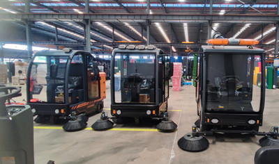 工廠使用榮事達(dá)駕駛式掃地機(jī)需要注意什么